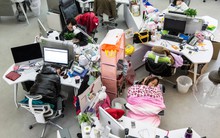 Một công ty phải bồi thường hơn 90 triệu đồng vì bắt nhân viên tăng ca 500 tiếng, tay không rời điện thoại để tiếp khách