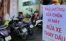 Dịch vụ sửa chữa xe ngang nhiên lấn chiếm lòng đường, vỉa hè Hà Nội