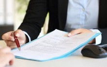 Sao bỏ cả trăm triệu mua bảo hiểm lại không đọc hợp đồng, đọc không hiểu vẫn ký?