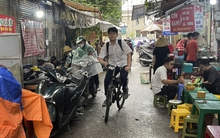 Nhiều hàng quán ở Hà Nội dựng mái che "đánh dấu lãnh địa" để kinh doanh trên vỉa hè