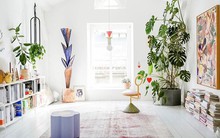 Khám phá nét đẹp thú vị bên trong căn hộ nhỏ đơn sắc