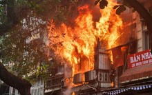 Hà Nội: Cháy lớn tại nhà dân ở quận Hoàn Kiếm, kịp thời cứu hộ bà cụ 80 tuổi