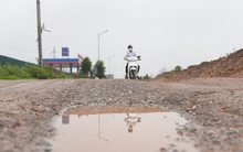 Đường gom cao tốc Hà Nội - Bắc Giang xuống cấp trầm trọng, mất an toàn giao thông