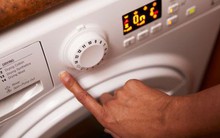 Trên máy giặt có 1 nút bấm bí mật khiến nhiều người sửng sốt: Lâu nay mất bao công sức, đau cả tay vì không nhìn ra thứ này