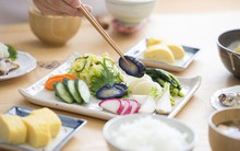 Để biết 1 người tử tế hay không, chỉ cần nhìn 1 thứ trên bàn ăn là hiểu rõ: Điều thứ nhất nếu có phúc đức đầy nhà