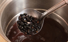 "Nước đậu đen tốt như thang thuốc bổ" nhưng sẽ hiệu quả gấp bội nếu làm thêm 1 việc này trước khi dùng