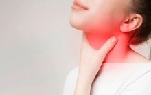 "Hành động theo quán tính" này của nhiều người khi cổ họng khó chịu vừa có thể làm tổn thương dây thanh, vừa gây viêm nhiễm