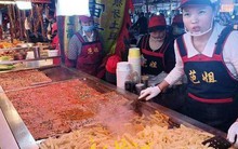 Góc khuất khi bán đồ ăn vặt tại chợ đêm kiếm 31 triệu đồng/ngày