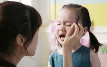 Con bị ức hiếp ở trường mẫu giáo, cha mẹ nhận biết và xử lý đúng hướng nhờ 4 câu hỏi này