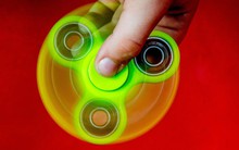 Món đồ chơi kỳ lạ được săn lùng như vàng, khiến hàng loạt nhà máy Trung Quốc bỏ hết cả phụ kiện iPhone để chạy theo chỉ sau 1 đêm