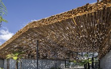 Chiêm ngưỡng nhà hàng dùng nghìn thanh gỗ làm mái được báo nước ngoài đưa tin