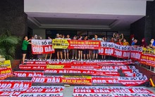 Gần 5 năm mua nhà vẫn chưa cấp sổ, cư dân chung cư Bảo Sơn treo băng rôn phản đối