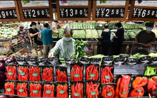 Trung Quốc đau đầu vì cái gì cũng rẻ: Trong khi cả thế giới chống lạm phát thì nền kinh tế thứ 2 toàn cầu phải làm điều ngược lại