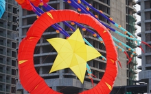 Biển Đà Nẵng sôi động đón khách dịp lễ 30/4 - 1/5