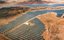 Công viên năng lượng mặt trời lớn nhất thế giới: Mức đầu tư lên tới 1,3 tỷ USD, trải rộng hơn 5.700 ha, biến sa mạc thành "ốc đảo" điện