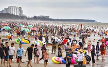 Choáng trước cảnh biển Sầm Sơn chật cứng người dù trời dông