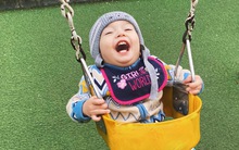 Trách bản thân vì để con làm bạn với ti vi cả ngày, ba mẹ quyết định chuyển nhà về vùng biển để con có tuổi thơ thật sự ý nghĩa