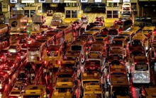 Choáng với cảnh xe cộ kẹt cứng ở Anh: Nhiều học sinh nhịn đói 15 tiếng, phụ huynh nổi giận!