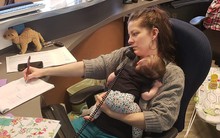 Người mẹ mang con đến nơi làm việc một tay bế một tay đánh máy, phản ứng của sếp đáng chú ý