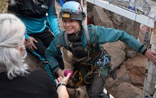 Ra khỏi hang sau 500 ngày tự cô lập mình, người phụ nữ mất hết cảm giác về thời gian, tưởng cả thế giới vẫn chìm trong COVID