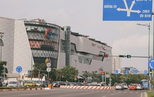 Nắng nóng, người dân TP HCM ngại ra đường