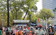 Giữa trưa 30/4, đông nghịt người vào Thảo Cầm Viên