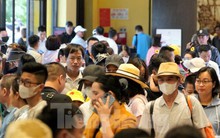 Nghẹt thở, chen chân mua vé du lịch vịnh Hạ Long