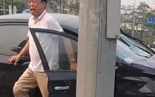 Tài xế xe "điên" tông hàng chục xe máy tái mét mặt bật khóc: "Thế này có chết tôi không”