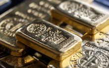 Giá vàng thế giới tăng dữ dội, các 'cá mập' đua nhau gom hàng kỷ lục