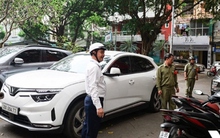 Xe đỗ tràn lan sai quy định, không lẽ bó tay?