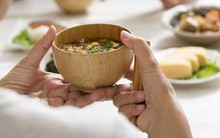 Người có 3 thói quen này trên bàn ăn tuyệt đối tránh càng xa càng tốt: Thứ nhất lãng phí, thứ 2 chiếm dụng, điều thứ 3 không chấp nhận nổi