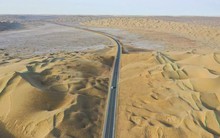 Thiếu điện nước, địa hình khắc nghiệt cùng cực: Trung Quốc xây cả nghìn km đường cao tốc xuyên "Sa mạc Tử thần" như thế nào?