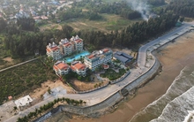 Những con đường cong mềm mại khó coi trên bãi biển nổi tiếng ở Thanh Hóa