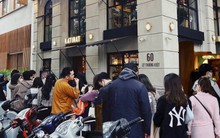 Vừa mới cập bến Hà Nội, thương hiệu cà phê hot hit này có gì mà giới trẻ thi nhau xếp hàng dài chờ đến lượt mua?