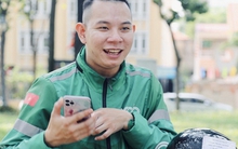 Chàng xe ôm chở miễn phí cụ già, trẻ em đi khám bệnh, cuối tháng còn góp tiền mua cơm tặng người vô gia cư khắp TP.HCM