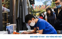 Người dân nườm nượp đổ về phố sách Hà Nội trong kỳ nghỉ lễ