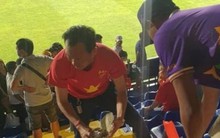 CĐV Việt Nam và Lào rủ nhau dọn rác trên khán đài