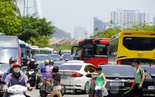 Khách du lịch nhích từng mét tìm quán ăn ở Hạ Long