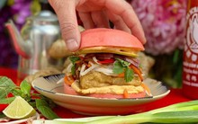 Chủ quán ăn Việt ngon nhất ở Đức tiết lộ bí quyết “chẳng có gì đặc biệt” chinh phục bà Merkel, Tom Cruise và dàn sao Hollywood