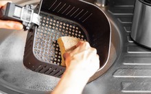 Cách làm sạch nồi chiên không dầu với nguyên liệu quen thuộc