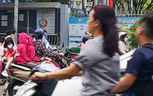 Nhiều phụ huynh Hà Nội không đội mũ bảo hiểm, lượn lách trong giờ tan tầm đi đón con