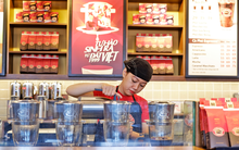 Trong khi Highlands Coffee đạt doanh thu kỷ lục 3.700 tỷ, "người anh em" Phở 24 mới bị Jollibee bán lại cho cha đẻ