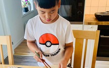 Khi con dưới 12 tuổi, có 5 việc cha mẹ nên "thả tay" để con "tự bơi", có như vậy trẻ mới không bị phụ thuộc