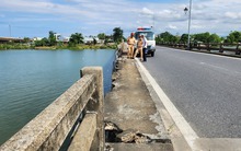 Hình ảnh một cây cầu ở Quảng Nam bất ngờ đứt gãy lan can