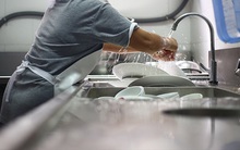 Bà lão làm công việc rửa bát suốt 12 năm để trả món nợ hơn 2 tỷ đồng thay cho người con trai đã qua đời, lý do khiến ai nấy nể phục