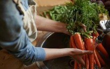 2 kiểu rửa rau nhiều người vẫn làm nhưng "càng rửa càng bẩn" khiến vi khuẩn sinh sôi, mất chất dinh dưỡng
