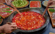Các nhà hàng lẩu Tứ Xuyên đua nhau quảng cáo ‘càng cay càng ngon’, thực khách phải ký vào ‘sinh tử trạng’ trước khi ăn, chuyên gia lên tiếng giữa ‘ma trận’ độ cay