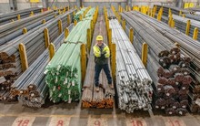 Giá thép quốc tế phục hồi nhẹ, thép trong nước liên tục giảm