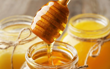 Vấn nạn mật ong giả tồi tệ đến mức nào: Không chỉ là phổ biến ở Việt Nam hay châu Á, thị trường khó tính như châu Âu cũng không thoát cảnh "3 phần mật, 7 phần đường"
