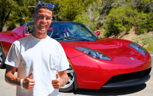 "Khai quật" bộ 3 xe Tesla hiếm bị bỏ xó 13 năm trong container, có giá tương đương một thứ mà Ronaldo hay dùng